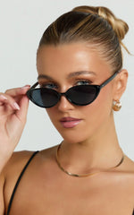 Yvette Sunglasses - Cat Eye Sunglasses in Black